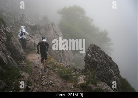 Zegama, Spanien. 14. Mai 2023. Rémi Bonnet, führt das Rennen in der Nähe des höchsten Punkts über 1500m. Der Zegama-Aizkorri Mountain Marathon ist das erste Rennen der Golden Trail World Series und folgt einem 42km m langen anspruchsvollen Pfad entlang des Naturparks Aizkorri-Aratz im Norden Spaniens, der Höhen von bis zu 1550m m erreicht. Kredit: SOPA Images Limited/Alamy Live News Stockfoto