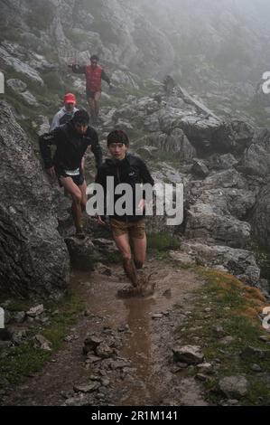 Zegama, Spanien. 14. Mai 2023. Läufer unterschiedlicher Nationalitäten drängen sich unter extremen Wetterbedingungen an die Spitze des Rennens. Der Zegama-Aizkorri Mountain Marathon ist das erste Rennen der Golden Trail World Series und folgt einem 42km m langen anspruchsvollen Pfad entlang des Naturparks Aizkorri-Aratz im Norden Spaniens, der Höhen von bis zu 1550m m erreicht. Kredit: SOPA Images Limited/Alamy Live News Stockfoto