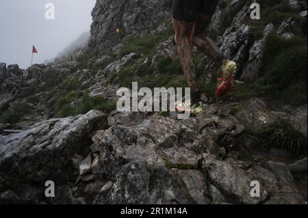 Zegama, Spanien. 14. Mai 2023. Bei schlechtem Wetter ist die Piste rutschig und die Läufer sind unter anspruchsvollen Bedingungen. Der Zegama-Aizkorri Mountain Marathon ist das erste Rennen der Golden Trail World Series und folgt einem 42km m langen anspruchsvollen Pfad entlang des Naturparks Aizkorri-Aratz im Norden Spaniens, der Höhen von bis zu 1550m m erreicht. Kredit: SOPA Images Limited/Alamy Live News Stockfoto