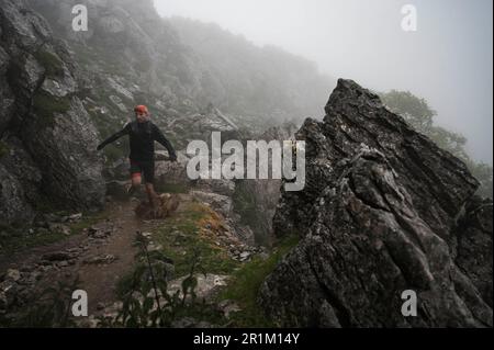 Zegama, Spanien. 14. Mai 2023. Die Pfützen wurden auf der gesamten Strecke zur Gewohnheit und sorgten für rutschigen und herabfallgefährdeten Untergrund. Der Zegama-Aizkorri Mountain Marathon ist das erste Rennen der Golden Trail World Series und folgt einem 42km m langen anspruchsvollen Pfad entlang des Naturparks Aizkorri-Aratz im Norden Spaniens, der Höhen von bis zu 1550m m erreicht. Kredit: SOPA Images Limited/Alamy Live News Stockfoto