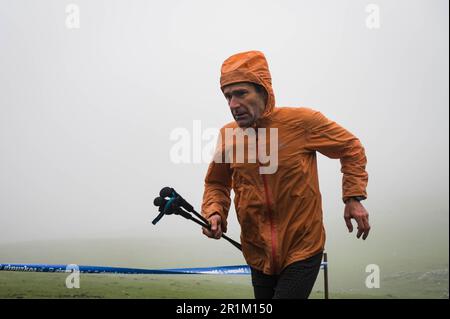 Zegama, Spanien. 14. Mai 2023. Während des Rennens tritt ein Läufer über den Checkpoint bei Urbia Fields. Der Zegama-Aizkorri Mountain Marathon ist das erste Rennen der Golden Trail World Series und folgt einem 42km m langen anspruchsvollen Pfad entlang des Naturparks Aizkorri-Aratz im Norden Spaniens, der Höhen von bis zu 1550m m erreicht. Kredit: SOPA Images Limited/Alamy Live News Stockfoto