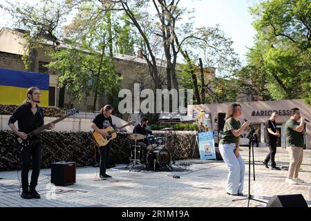 Odessa, Ukraine. 14. Mai 2023. Kinder sehen sich die Aufführung der Gruppe an 4,5.0. Auf dem Festival zu Ehren des Muttertags im Stadtgarten. Muttertag ist ein internationaler Feiertag zu Ehren von Müttern. An diesem Tag ist es üblich, Müttern und schwangeren Frauen zu gratulieren, im Gegensatz zum Internationalen Frauentag, wenn alle weiblichen Repräsentanten Congratulations Credit: SOPA Images Limited/Alamy Live News annehmen Stockfoto