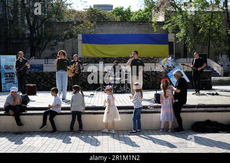 Odessa, Ukraine. 14. Mai 2023. Kinder sehen sich die Aufführung der Gruppe an 4,5.0. Auf dem Festival zu Ehren des Muttertags im Stadtgarten. Muttertag ist ein internationaler Feiertag zu Ehren von Müttern. An diesem Tag ist es üblich, Müttern und schwangeren Frauen zu gratulieren, im Gegensatz zum Internationalen Frauentag, wenn alle weiblichen Repräsentanten Glückwünsche annehmen (Foto von Viacheslav Onyshchenko/SOPA Images/Sipa USA). Credit: SIPA USA/Alamy Live News Stockfoto