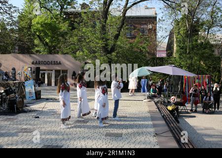 Odessa, Ukraine. 14. Mai 2023. Die Schüler der Tanzschule „Joker School“ treten während des Muttertagsfestivals im Stadtgarten auf. Muttertag ist ein internationaler Feiertag zu Ehren von Müttern. An diesem Tag ist es üblich, Müttern und schwangeren Frauen zu gratulieren, im Gegensatz zum Internationalen Frauentag, wenn alle weiblichen Repräsentanten Glückwünsche annehmen (Foto von Viacheslav Onyshchenko/SOPA Images/Sipa USA). Credit: SIPA USA/Alamy Live News Stockfoto