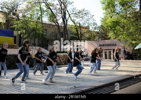 Odessa, Ukraine. 14. Mai 2023. Die Schüler der Tanzschule „Joker School“ treten während des Muttertagsfestivals im Stadtgarten auf. Muttertag ist ein internationaler Feiertag zu Ehren von Müttern. An diesem Tag ist es üblich, Müttern und schwangeren Frauen zu gratulieren, im Gegensatz zum Internationalen Frauentag, wenn alle weiblichen Repräsentanten Glückwünsche annehmen (Foto von Viacheslav Onyshchenko/SOPA Images/Sipa USA). Credit: SIPA USA/Alamy Live News Stockfoto