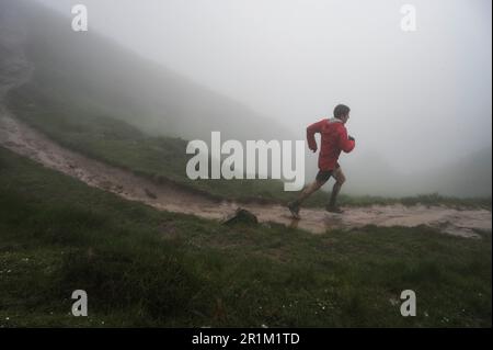 Zegama, Spanien. 14. Mai 2023. Das Rennen fand unter nassen und windigen Bedingungen statt, was die ohnehin schon anspruchsvolle Strecke noch schwieriger machte. Der Zegama-Aizkorri Mountain Marathon ist das erste Rennen der Golden Trail World Series und folgt einem 42km m langen anspruchsvollen Pfad entlang des Naturparks Aizkorri-Aratz im Norden Spaniens, der Höhen von bis zu 1550m m erreicht. (Foto: Jon Garate Ondarre/SOPA Images/Sipa USA) Guthaben: SIPA USA/Alamy Live News Stockfoto