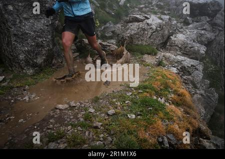 Zegama, Spanien. 14. Mai 2023. Läufer unterschiedlicher Nationalitäten drängen sich unter extremen Wetterbedingungen an die Spitze des Rennens. Der Zegama-Aizkorri Mountain Marathon ist das erste Rennen der Golden Trail World Series und folgt einem 42km m langen anspruchsvollen Pfad entlang des Naturparks Aizkorri-Aratz im Norden Spaniens, der Höhen von bis zu 1550m m erreicht. (Foto: Jon Garate Ondarre/SOPA Images/Sipa USA) Guthaben: SIPA USA/Alamy Live News Stockfoto