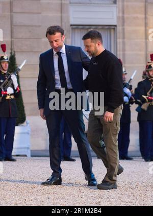 Paris, Frankreich. 14. Mai 2023. Der ukrainische Präsident Wolodymyr Zelensky (R) schüttelt sich mit dem französischen Präsidenten Emmanuel Macron im Elysépalast in Paris am Sonntag, dem 14. Mai 2023 die Hand. Zelensky verlängerte eine europäische Tour mit mehreren Haltestellen und machte einen Überraschungsbesuch in der französischen Hauptstadt. Foto: Eco Clement/UPI Credit: UPI/Alamy Live News Stockfoto