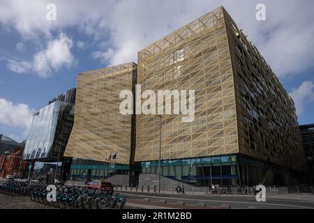 Dublin Docklands, Dublin 1, Irland, 29. März 2023. Central Bank of Ireland Bürogebäude mit Blick auf den Fluss Liffey und Dublin Bikes vorne Stockfoto