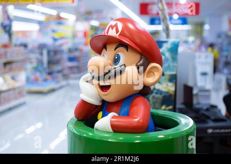 Yokohama, Kanagawa, Japan. 10. Mai 2023. Nintendos Super-Mario-Figur am Eingang eines Spielzeugladens in Yokohama. (Kreditbild: © Stanislav Kogiku/SOPA Images via ZUMA Press Wire) NUR REDAKTIONELLE VERWENDUNG! Nicht für den kommerziellen GEBRAUCH! Stockfoto