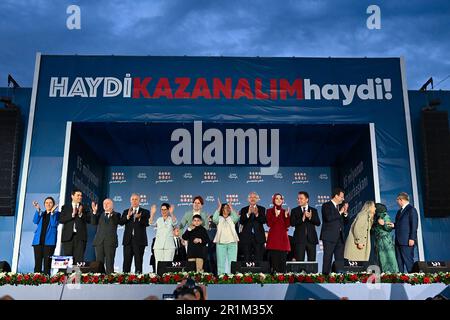 Ankara, Türkei. 14. Mai 2023. Kemal Kilicdaroglu, Führer der pro-säkularen republikanischen Volkspartei (CHP) Mitte-Links, winkt seinen Anhängern am 14. Mai 2023 im Hauptquartier der Republikanischen Volkspartei (CHP) in Ankara, Türkei, zu. Präsident Recep Tayyip Erdogan steht vor seinem größten Wahlkampf, während das Land bei den Parlamentswahlen zu den Wahlen antritt. Erdogan ist seit mehr als zwei Jahrzehnten an der Macht. Foto: Republikanische Volkspartei/Alp Eren Kaya/Kredit: UPI/Alamy Live News Stockfoto