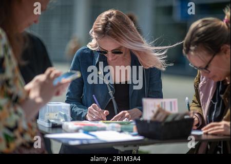 Spuiplein, Den Haag, Niederlande. Samstag, 13. Mai 2023. Der letzte Tag der #FreeNavalny-Zellausstellung in Den Haag. Russische Ex-Pats in der Hag Stockfoto