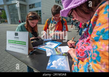 Spuiplein, Den Haag, Niederlande. Samstag, 13. Mai 2023. Der letzte Tag der #FreeNavalny-Zellausstellung in Den Haag. Russische Ex-Pats in der Hag Stockfoto