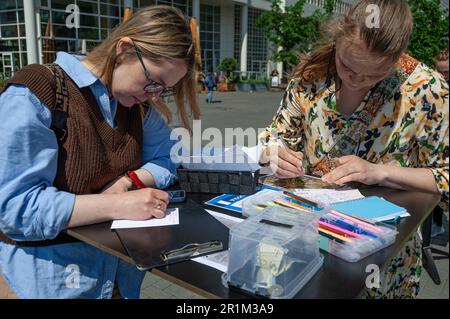 Spuiplein, Den Haag, Niederlande. Samstag, 13. Mai 2023. Der letzte Tag der #FreeNavalny-Zellausstellung in Den Haag. Russische Ex-Pats in der Hag Stockfoto