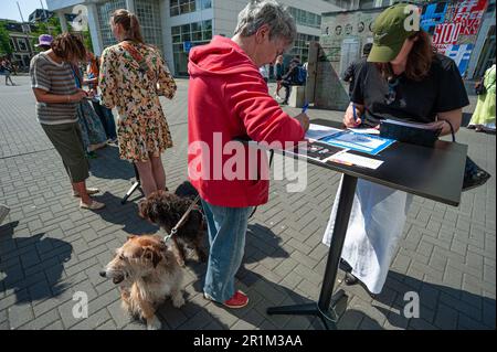 Spuiplein, Den Haag, Niederlande. Samstag, 13. Mai 2023. Der letzte Tag der #FreeNavalny-Zellausstellung in Den Haag. Russische Ex-Pats in der Hag Stockfoto