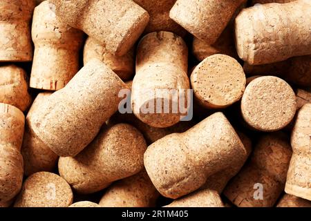 Viele Korken Weinflaschen als Hintergrund, Draufsicht Stockfoto