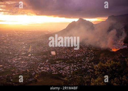 Kapstadt, Südafrika, 29. März 2023. Eine kontrollierte Verbrennung am Fuße des Tafelbergs bei Sonnenaufgang, die Aussicht von Lions Head. Stockfoto