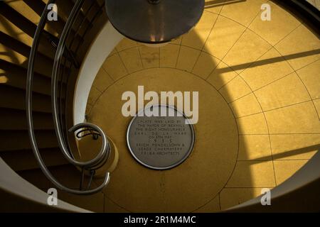 Wendeltreppe mit Blick auf den De La Warr Pavilion in Bexhill on Sea, Großbritannien Stockfoto