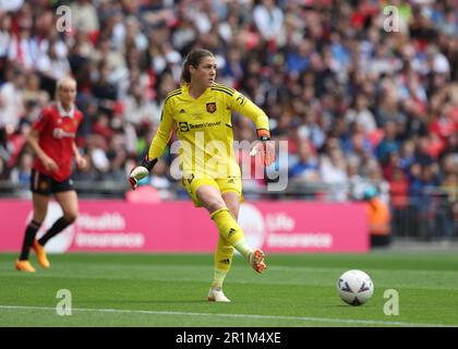 Wembley Stadium, London, Großbritannien. 14. Mai 2023. Damen FA Cup Final Football, Chelsea gegen Manchester United; Torwarterin Mary Earps von Manchester United, die den Ball in Defence Credit: Action Plus Sports/Alamy Live News übergibt Stockfoto