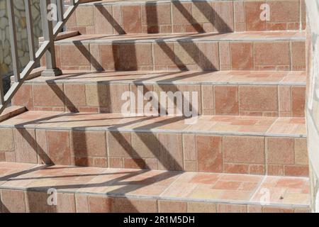 Wunderschöne geflieste Treppen mit Metallgeländern im Freien Stockfoto