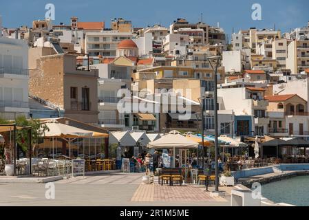Sitia, Ostkreta, Griechenland, Europa, 2023 . Frühling am Ufer in Sitia, einem östlichen Urlaubsort von Kreta. Das Hafengebiet. Stockfoto