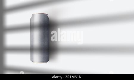 Nahaufnahme einer weißen Blechschablone aus Aluminium auf grauem Hintergrund. Produktkonzept Getränke. Stockfoto