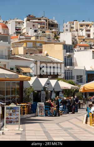 Sitia, Ostkreta, Griechenland, Europa, 2023 . Frühling am Ufer in Sitia, einem östlichen Urlaubsort von Kreta. Das Hafengebiet. Stockfoto