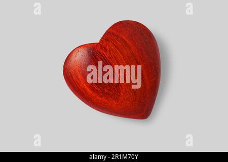 Nahaufnahme glänzendes Holzherz isoliert auf weißem Hintergrund. Kopierbereich für Text hinzugefügt. Stockfoto