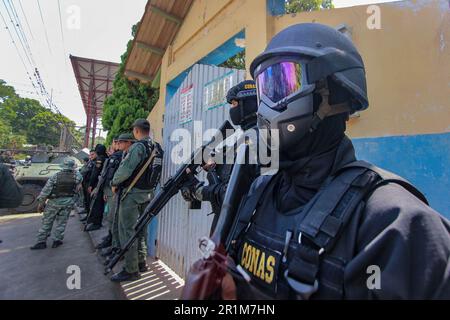 Angehörige des Militärpersonals der bolivarischen nationalen Streitkräfte (FANB) überwachen während militärischer Operationen zur Verteidigung und zum Schutz des Grenzübergangs die Umgebung des Flussufers T·chira, der natürlichen Grenze zwischen Venezuela und Kolumbien. Nach offiziellen Quellen wurden über 1.300 Soldaten und Polizisten aus den verschiedenen Teilen der venezolanischen Streitkräfte stationiert, und zwar durch eine Operation, deren Hauptziel die Kontrolle der illegalen Straßen ist, die als "Trochas" bekannt sind, um die Grenze zu überqueren, und auf diese Weise Reduzierung der Kriminalität in der Nachbarschaft zu Kolumbien. Stockfoto