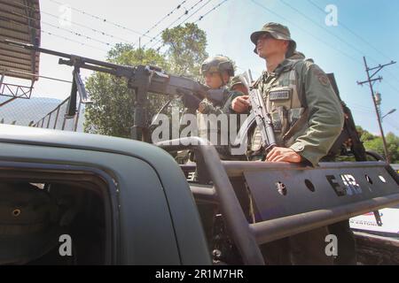 Angehörige des Militärpersonals der bolivarischen nationalen Streitkräfte (FANB) überwachen während militärischer Operationen zur Verteidigung und zum Schutz des Grenzübergangs die Umgebung des Flussufers T·chira, der natürlichen Grenze zwischen Venezuela und Kolumbien. Nach offiziellen Quellen wurden über 1.300 Soldaten und Polizisten aus den verschiedenen Teilen der venezolanischen Streitkräfte stationiert, und zwar durch eine Operation, deren Hauptziel die Kontrolle der illegalen Straßen ist, die als "Trochas" bekannt sind, um die Grenze zu überqueren, und auf diese Weise Reduzierung der Kriminalität in der Nachbarschaft zu Kolumbien. Stockfoto