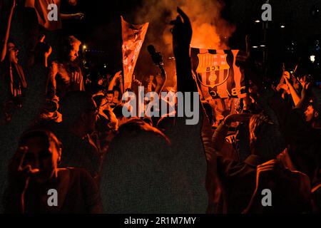 Barcelona, Spanien. 14. Mai 2023. Die Fans des FC Barcelona tanzen unter roten Leuchtern vor dem Canaletes-Brunnen und feiern die 27. Liga. Kredit: Matthias Oesterle/Alamy Live News Stockfoto