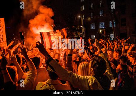 Barcelona, Spanien. 14. Mai 2023. Die Fans des FC Barcelona tanzen unter roten Leuchtern vor dem Canaletes-Brunnen und feiern die 27. Liga. Kredit: Matthias Oesterle/Alamy Live News Stockfoto