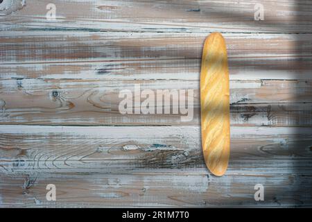 Long Bread in kreativer konzeptioneller Draufsicht flacher Lay-Komposition mit isoliertem Kopierbereich Stockfoto