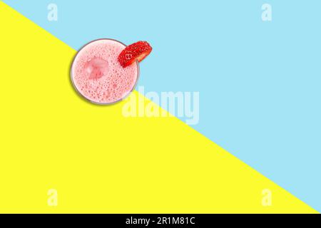 Frischer Erdbeersaft auf kleinem Becher, flach liegend, isoliert. Stockfoto