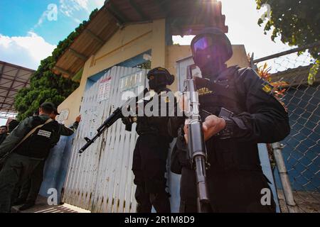 13. Mai 2023, UreÃ±A, Venezuela: Militärpersonal der bolivarischen nationalen Streitkräfte (FANB) überwacht die Nähe des Flussufers TÂ·chira, der natürlichen Grenze zwischen Venezuela und Kolumbien, während militärischer Operationen zur Verteidigung und zum Schutz des Grenzübergangs. Nach offiziellen Quellen wurden über 1.300 Soldaten und Polizisten aus den verschiedenen Teilen der venezolanischen Streitkräfte stationiert, und zwar durch eine Operation, deren Hauptziel die Kontrolle der illegalen Straßen ist, die als "Trochas" bekannt sind, um die Grenze zu überqueren, und auf diese Weise Reduzieren Sie c Stockfoto