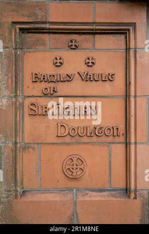 Denkmal auf dem Doulton Terracotta Mausoleum auf dem West Norwood Cemetery, einem von Londons „Magnificent Seven“ Friedhöfen, London, England, Großbritannien Stockfoto