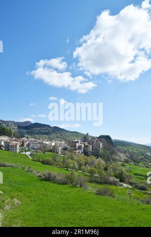 Die Landschaft von Pietransieri, einem kleinen Dorf in den Bergen Mittelitaliens. Stockfoto