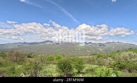 Die Landschaft von Pietransieri, einem kleinen Dorf in den Bergen Mittelitaliens. Stockfoto