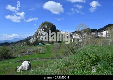 Die Landschaft von Pietransieri, einem kleinen Dorf in den Bergen Mittelitaliens. Stockfoto