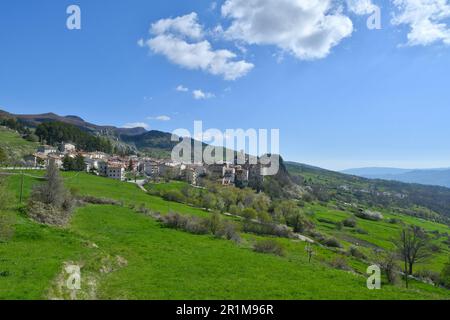 Die Landschaft von Pietransieri, einem kleinen Dorf in den Bergen Mittelitaliens. Stockfoto