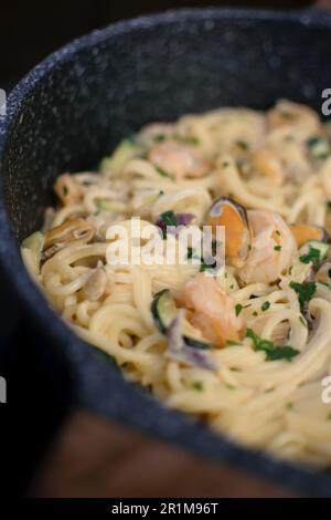 Meeresfrüchte-Pasta Spaghetti mit Muscheln, Garnelen, Meeresfrüchte-Cocktail Stockfoto