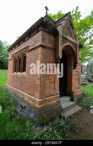 Das Doulton Terracotta Mausoleum auf dem West Norwood Cemetery, einem der „Magnificent Seven“ Friedhöfe in London, England, Großbritannien Stockfoto