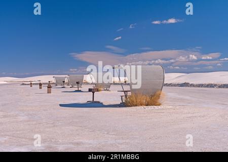 Wiederholte Picknickbereiche im White Sands im White Sands National Park in New Mexico Stockfoto