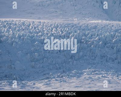 Eine malerische Winterlandschaft mit schneebedeckten Hügeln und glatter, vereister Oberfläche Stockfoto