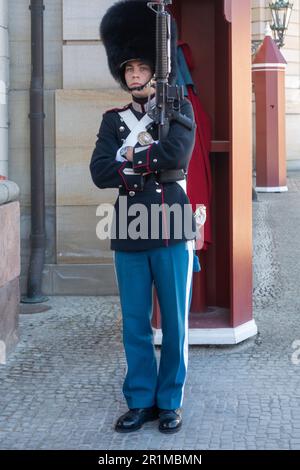 Dänische Königliche Garde auf Schloss Rosenborg in Kopenhagen, Dänemark Stockfoto