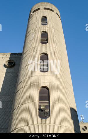 Merkmale des zentralen Postamtes in Skopje, Nordmakedonien, Beispiel des Brutalismus in der Architektur oder des brutalistischen Betonbaus im ehemaligen Jugoslawien Stockfoto