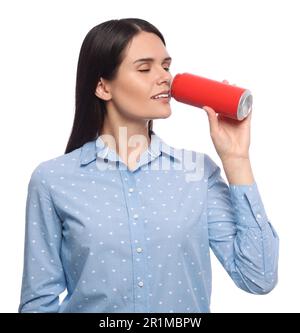 Schöne junge Frau, die aus der Blechdose trinkt, auf weißem Hintergrund Stockfoto