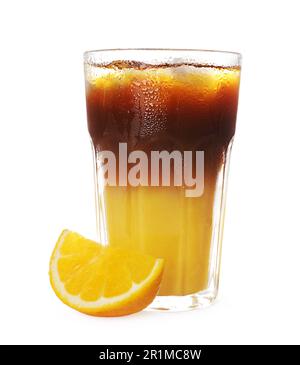 Leckeres erfrischendes Getränk mit Kaffee und Orangensaft auf weißem Hintergrund Stockfoto