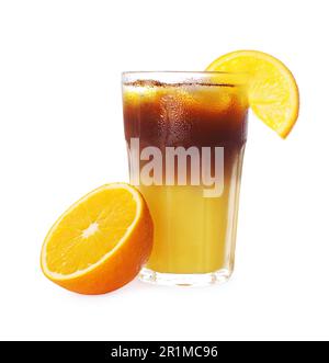 Leckeres erfrischendes Getränk mit Kaffee und Orangensaft auf weißem Hintergrund Stockfoto