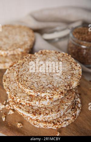 Ein Stapel frischer, knuspriger Reiskuchen auf dem weißen Tisch Stockfoto